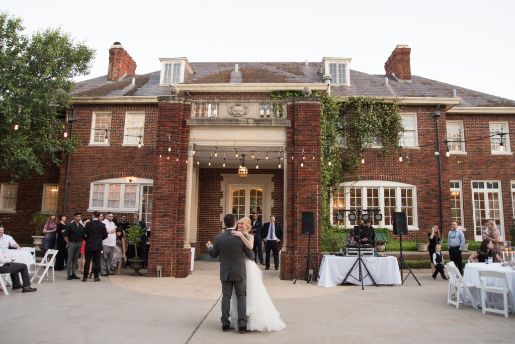 Astin Mansion outdoor reception- 5 Unique Wedding Venues in College Station